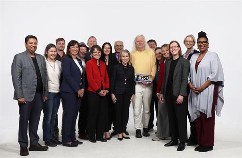Dr. Kuldeep Agarwal (Mankato University), Diana Schnelle, Julian Spratte (beide HSD), Katherina Pattit (St. Cloud University), Prof. Kay Schröder (HSD), Tim Busse (Bürgermeister Bloomington), Dr. Monika Katz (HSD), Kasey Morris (Alexandria Technical & Community College), Shahzad Ahmad (St. Cloud University), Gwen Walz (First Lady Minnesota), Thomas Molck (Vizepräsident HSD), Prof. Lothar Funk (HSD), Rachel Limón (Minnesota Trade Office), Prof. Mouna Thiele (HSD), Chloe Capitani (Büro des Gouverneurs), Prof. Astrid Lachmann (HSD) und Dr. Elizabeth M. Adams (Minnesota Responsible AI Institute)